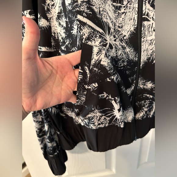 LOVESICK TORRID 0 0X XXL Black White Silky Abstract Palms Bomber Jacket R $89 - Picture 3 of 12